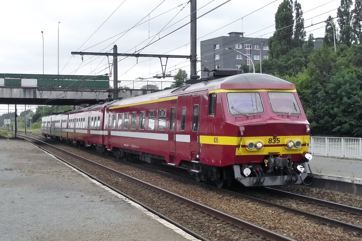 Am 18 Juni 2014 h�lt NMBS 835 in Antwerpen-Noorderdokken.