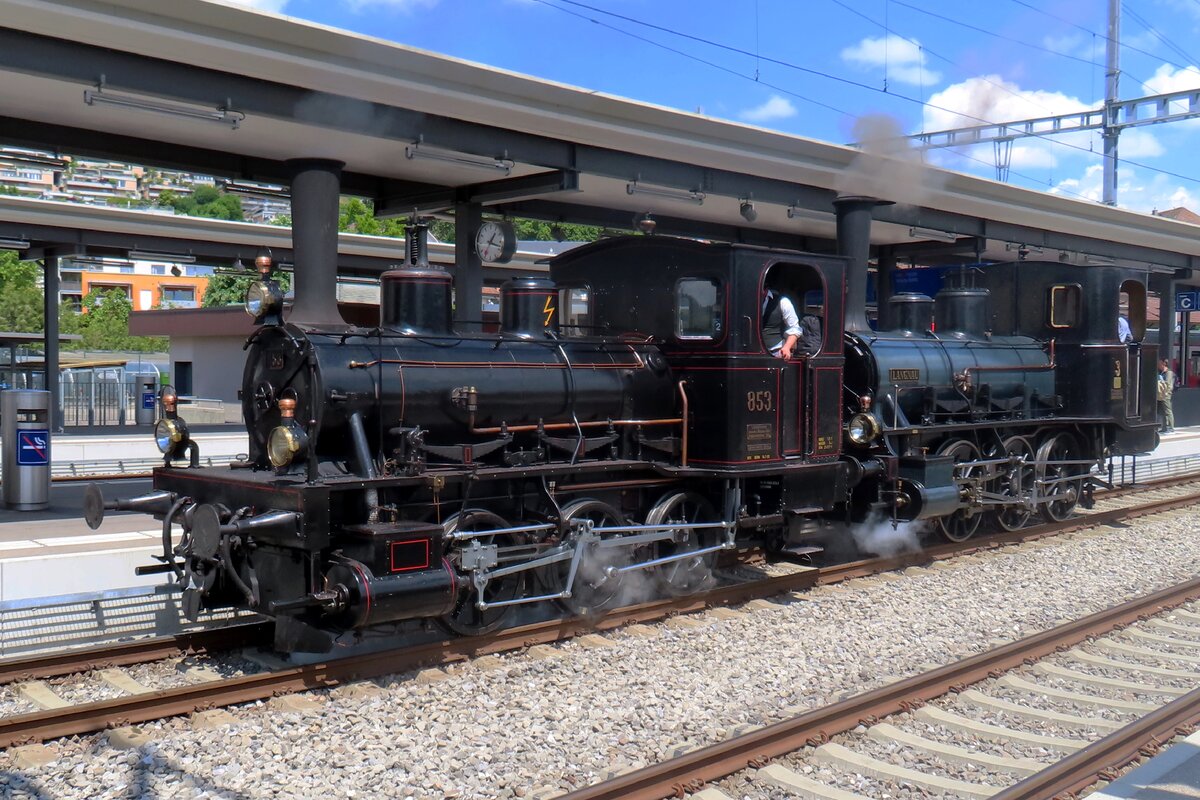 Am 18 Mai 2025 schleppt DBB 853 der LANGNAU Lok-3 durch den Bahnhof von Konolfingen.