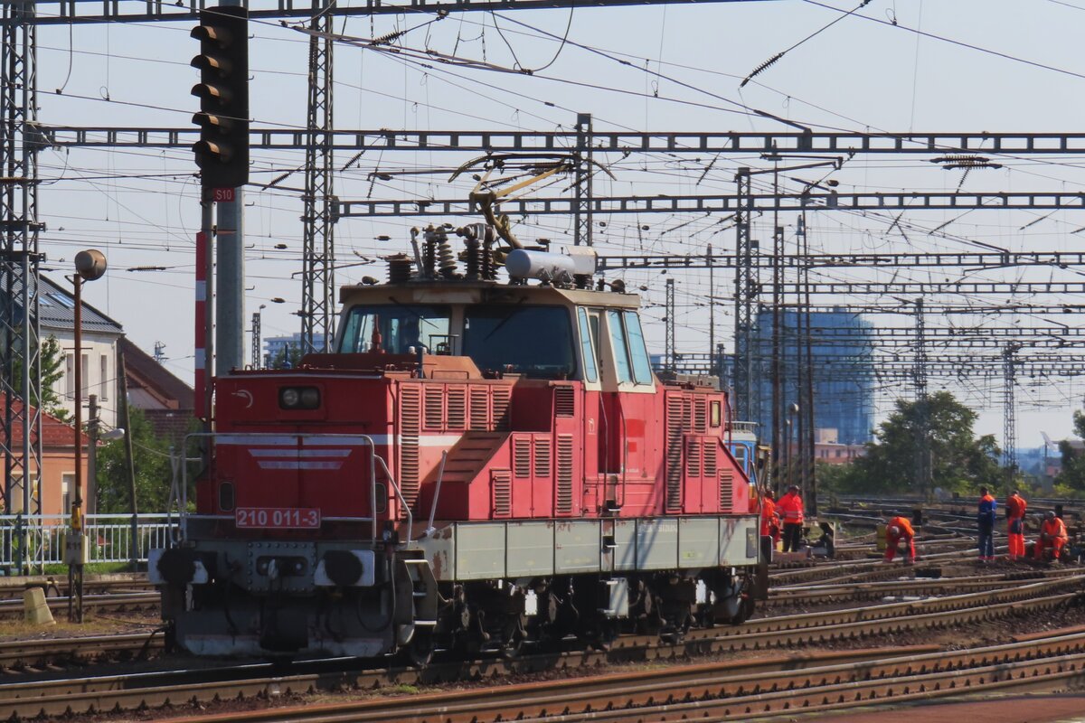 Am 19 September 2024 lauft ZSSK Verschiebeellok 210 011 in Bratislava hl.st. um.