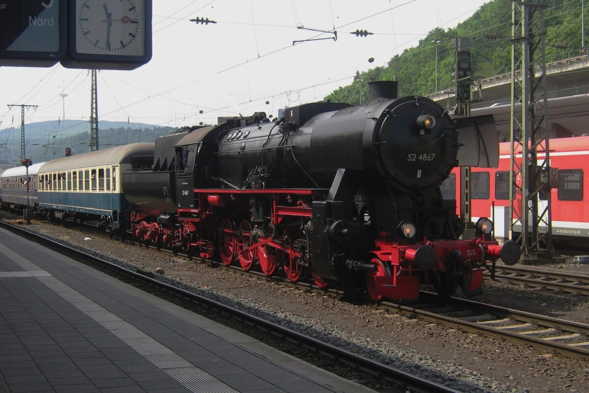 Am 2 Juni 2012 treft der RHEINBLITZ mit 52 4867 in Koblenz Hbf ein. 