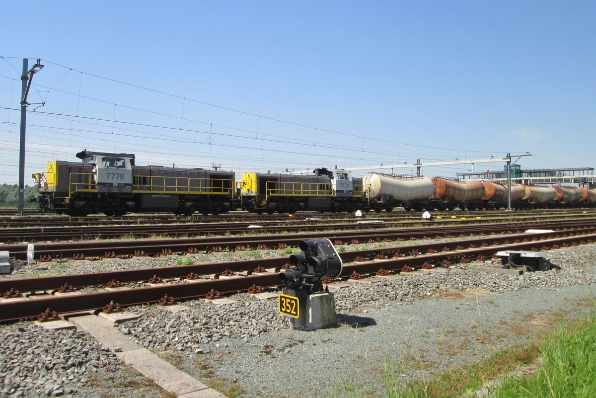 Am 20 Juli 2016 steht 7778 mit ein Knickkesselwagenzug in Lage Zwaluwe.