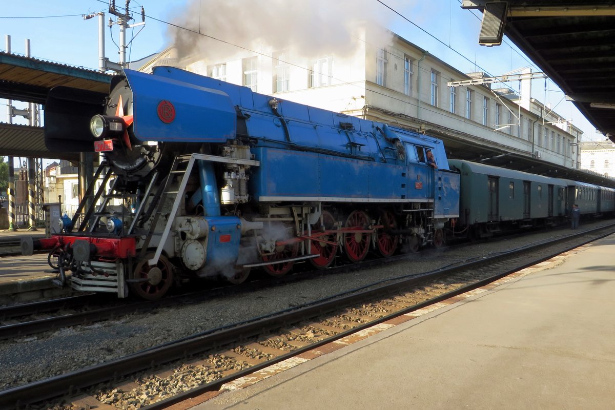 Am 20 September 2020 steht 477 043 mit ein Sonderzug in Praha=-Madsarykovo abfahrtbereit.