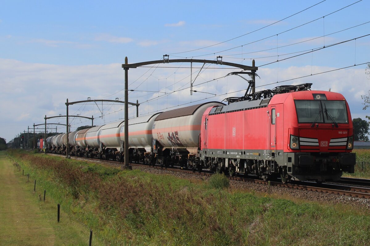 Am 21 Augustus 2025 zieht DBC 193 321 ein Kesselwagenzug (mit einige Extras) durch Hulten und wird vom offenbarer Pfad fotografiert.