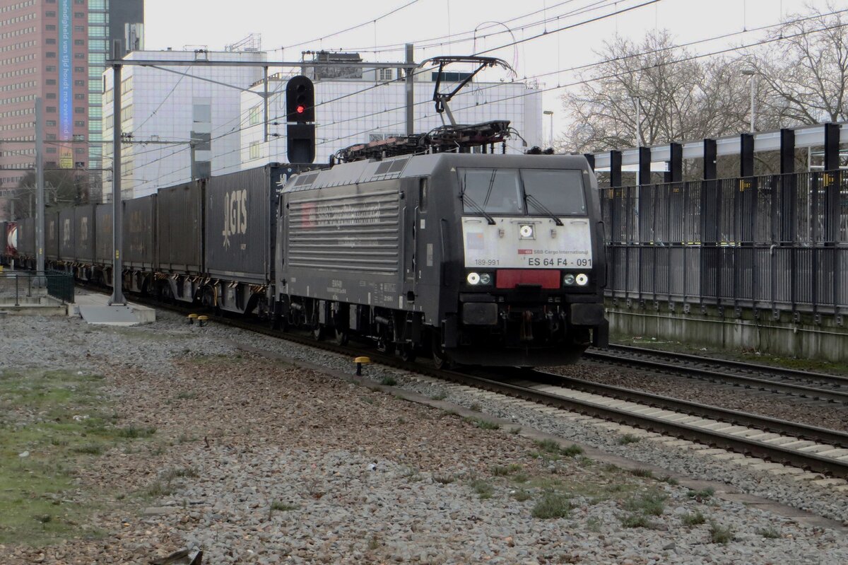 Am 24 Jänner 2021 durchfahrt SBBCI 189 991 mit der GTS COntainerzug Tilburg auf den Weg nach Rotterdammer Hafenrevier. Vier Stünden später komt es in beinahe die ganze Niederlande zum heftigen Krawallen wegen ein wegen COVID-19 notwendig gewordener Abendsperre.