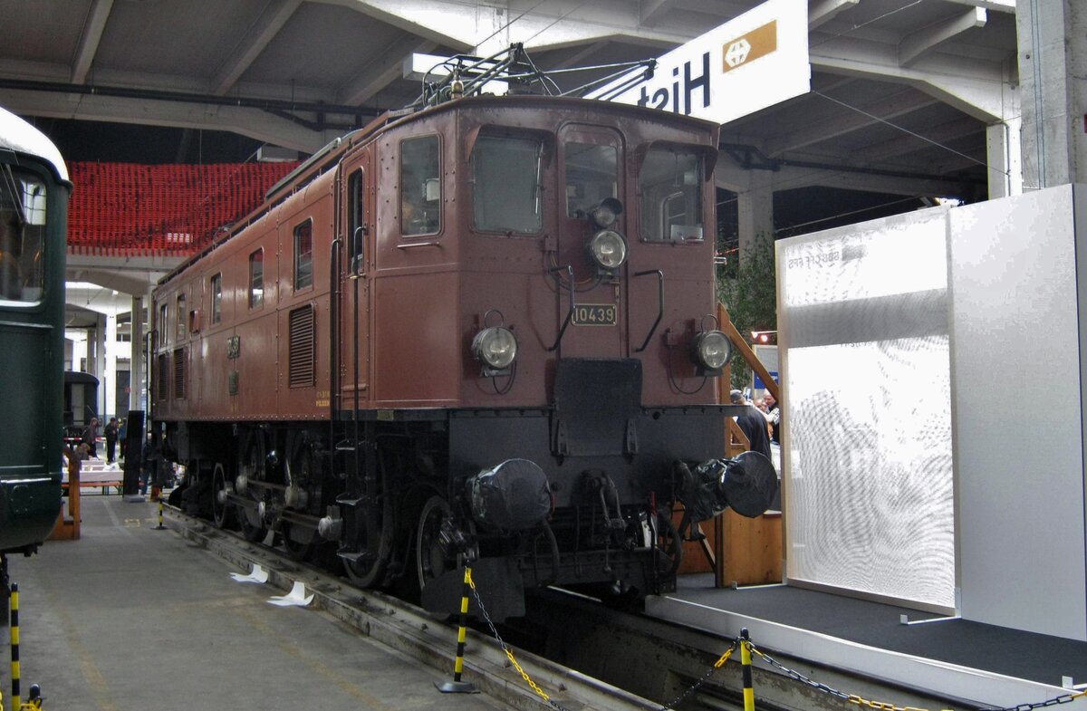 Am 25 September 2010 steht SBB Historic 10439 aus Ausstellungsst�ck ins Bw Bienne w�hrend das Jubil�um  150 Ann�es de Arc Jurassi�n .  Die 1.Reihe der Ae 3/6 wurde noch mit Triebstangen ausger�stet, wo die 2. und 3. Serie mit asymmetrischer B�chli-Antrieb vorgesehen war.