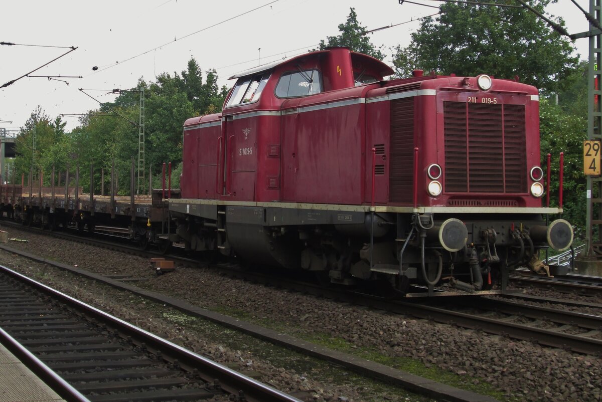 Am 25 September 2014 steht 211 019 mit ein Gleisbauzug in Hamburg-Harburg.