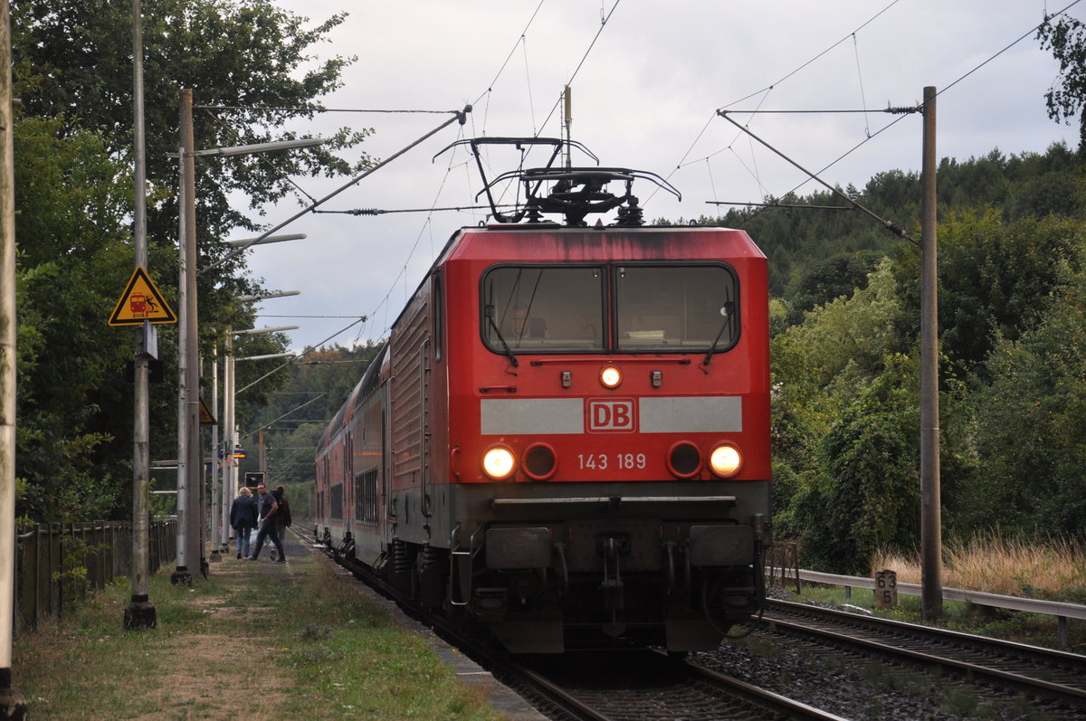 Am 25.08.2018 steht 143 189 mit ihrer falsch herum gereihten Garnitur als RB22 nach Limburg in Lindenholzhausen und konnte von mir aufgenommen werden.
Am nächsten Tag löste dann die Lok 114 021 die Lok 143 189 ab. 