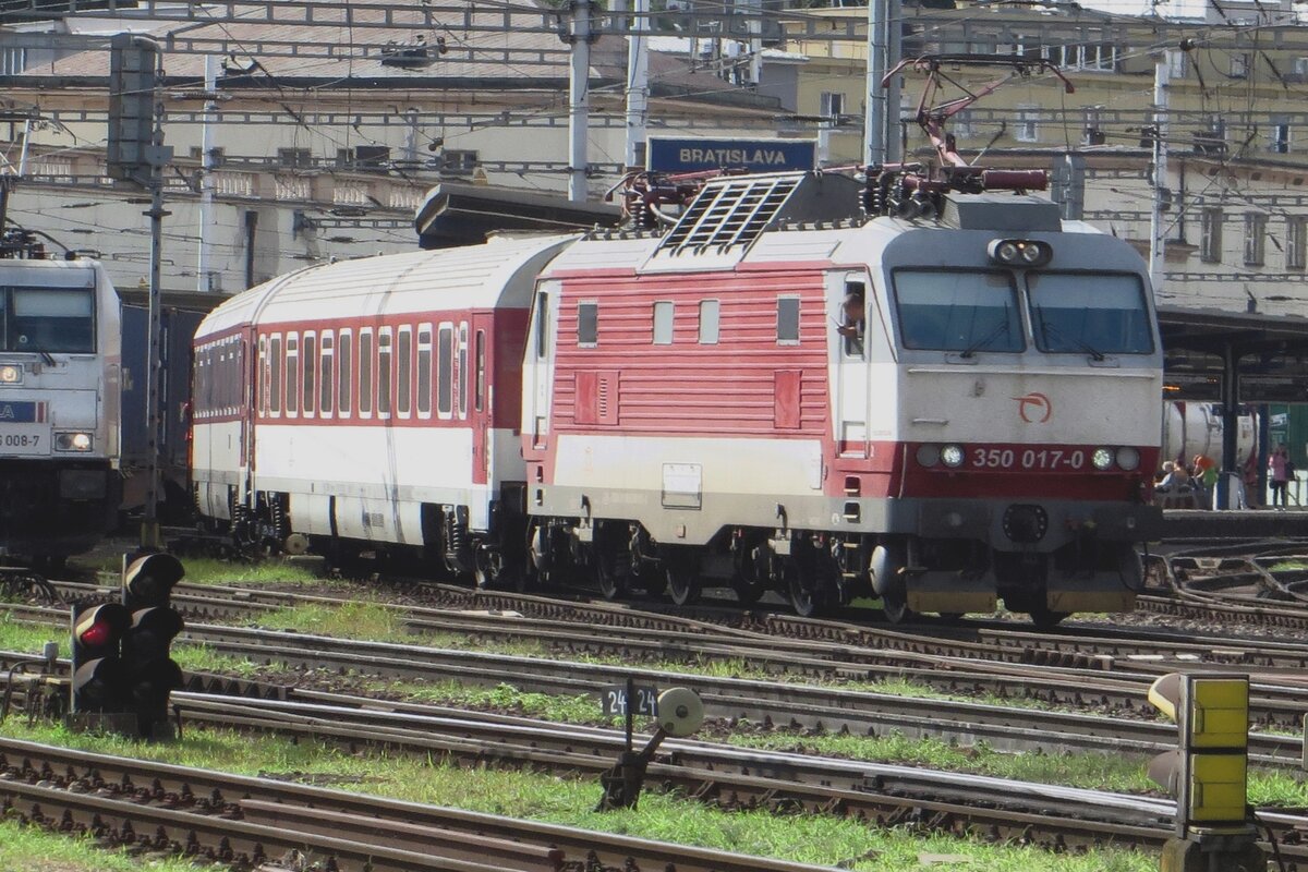 Am 27 Augustus 2021 verlasst 350 017 mit ein IC nach Kosice Bratislava hl.st. und passiert dabei ein Metrans Containerzug.