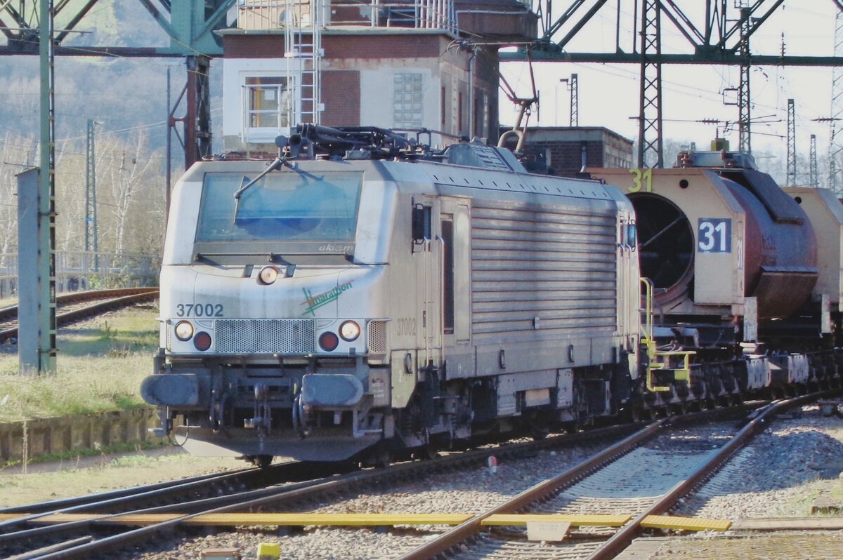 Am 27 M�rz 2017 rangiert Akiem 37002 mit der Suppenzug in V�lklingen.