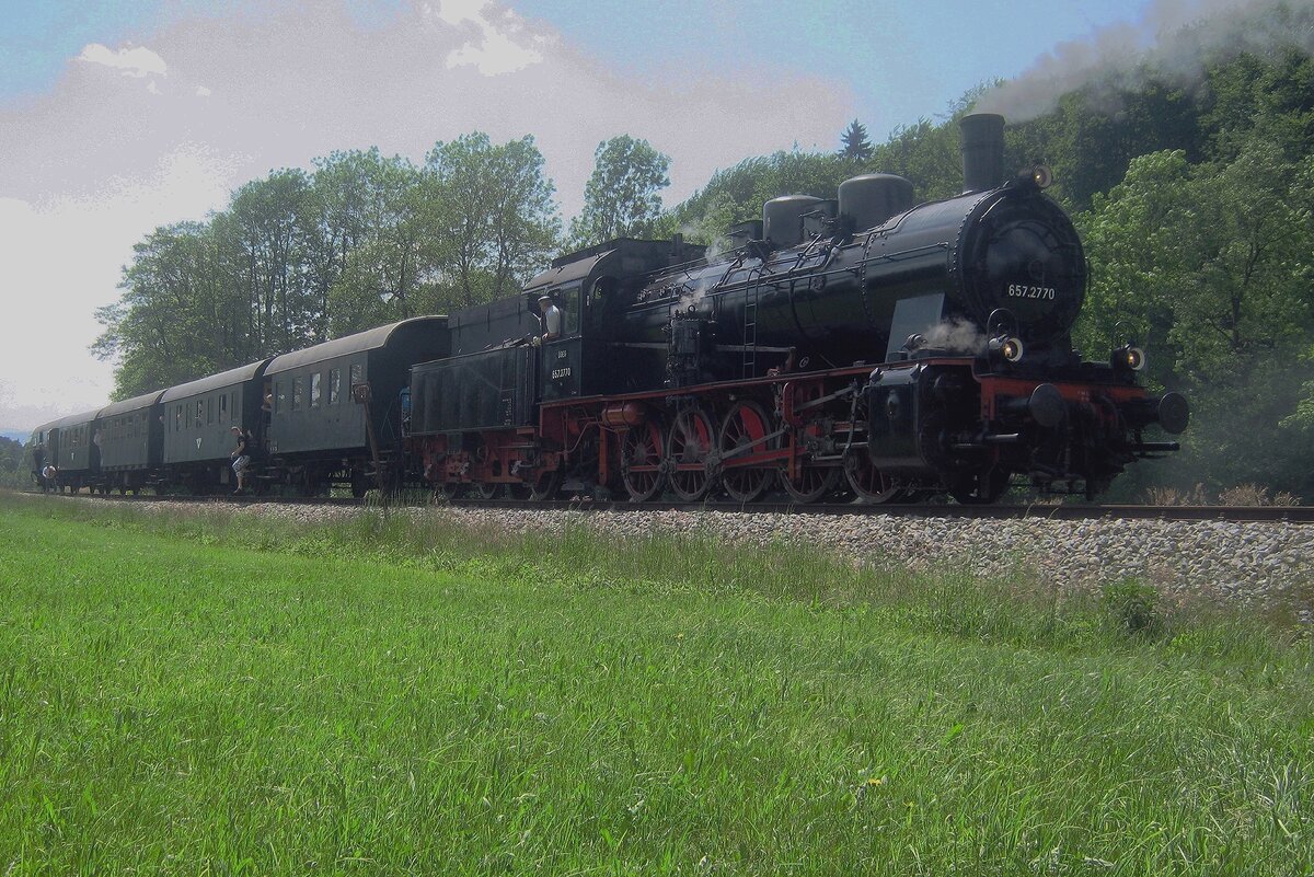 Am 27 Mai 2012 steht ÖGEG 657.2770 mit der Dampfpendelzug aus Timelkamm zwischen Timelkamm und Ampflwang (das genaue Ort weiss ich leider nicht) während ein von viier Fotohalten.