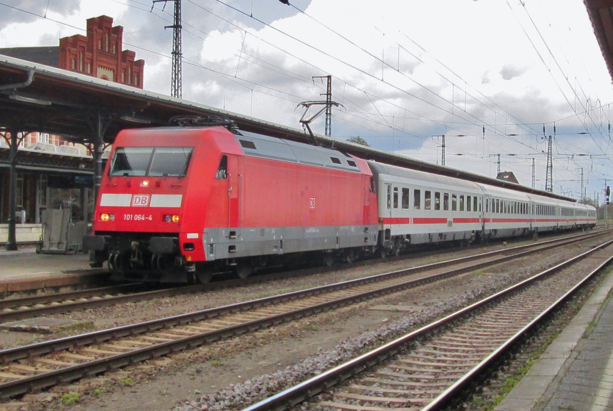 Am 28 April 2016 steht 101 064 mit ein IC nach Amsterdam Centraal in Stendal. 