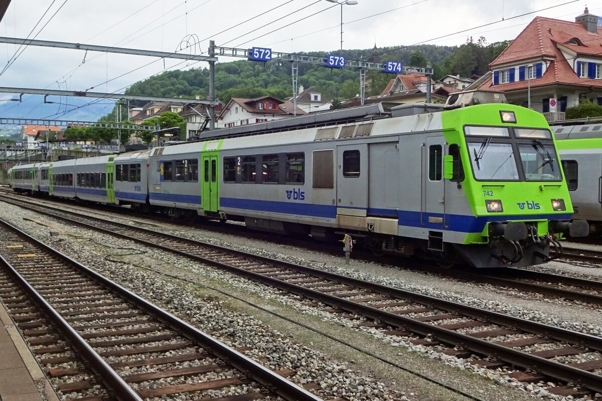 Am 28 Mai 2019 steht BLS 565 742 abgestellt in SPiez.