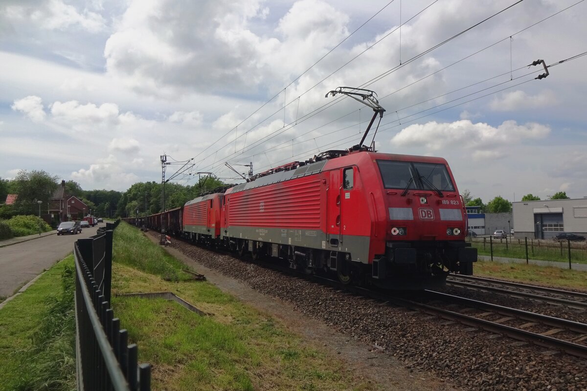Am 28 Mai 2021 treft 189 823 mit ein Guterzug bei Venlo-Vierpaardjes in die Niederlande ein.