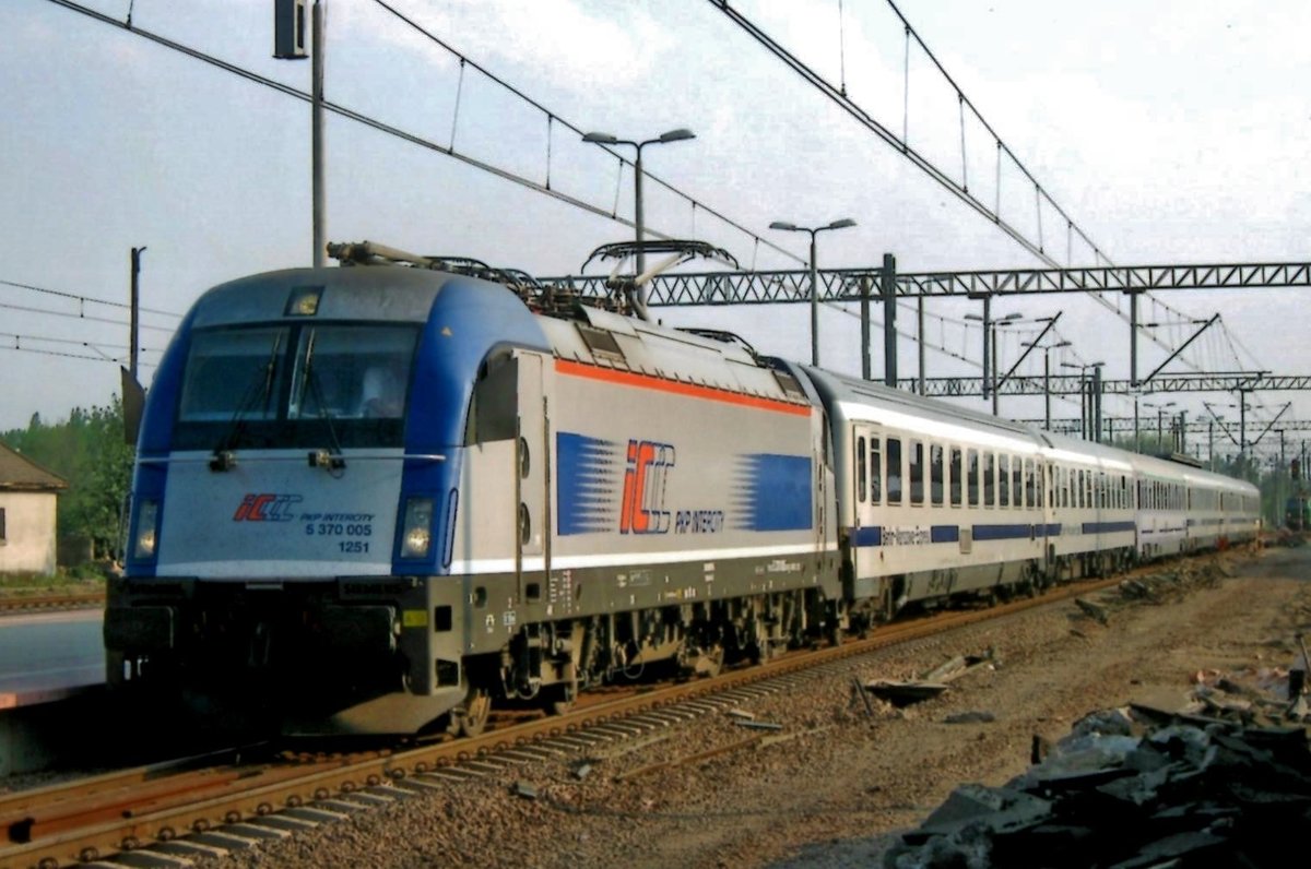 Am 29 April 2011 steht 370 005 mit der BWE in das dann noch offener Poznan Glowny. Dieser Stelle ist heute ganz überbaut worden mit ein Parkiergarage.