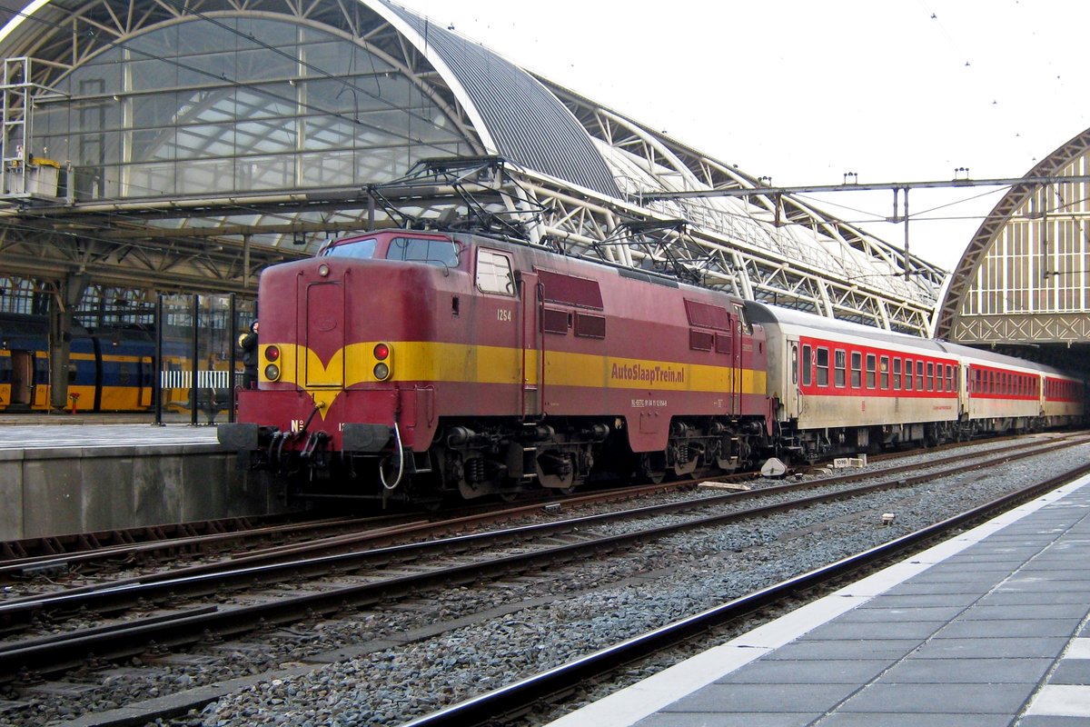 Am 30 M�rz 2013 schleppt EETC 1254 der EN447 in Amsterdam Centraal ein. Dort wird dieser Nachtzug nach Wien von ein NS-1700 ubernommen f�r die Stufe Amsterdam-->Emmerich.