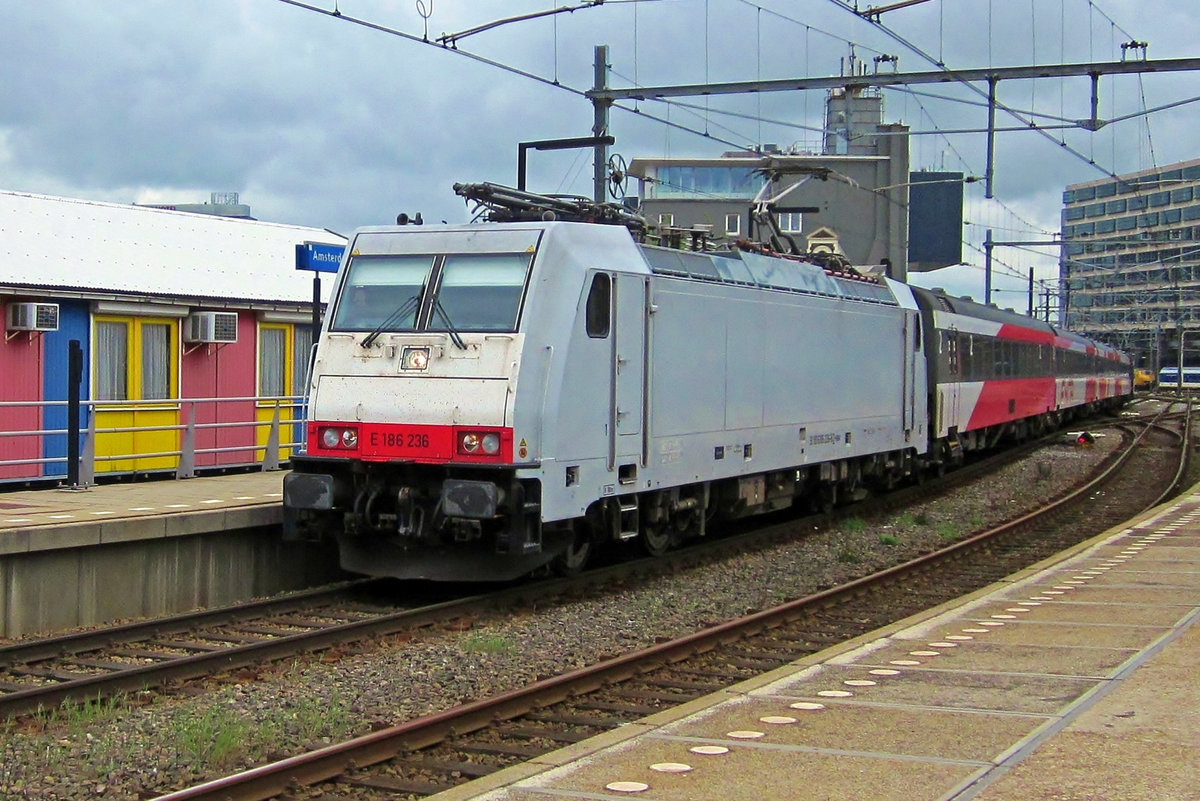 Am 30 März 2013 treft FYRA 186 236 in Amsterdam Centraal ein.