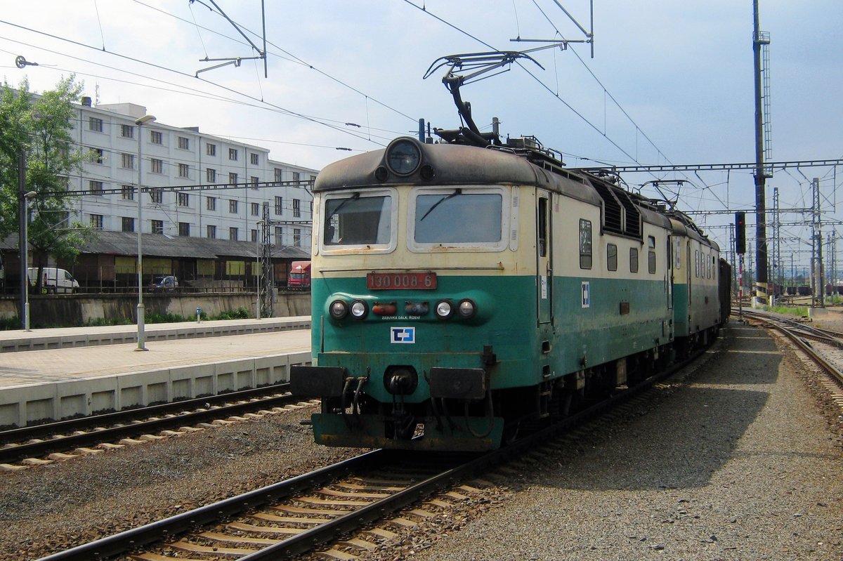 Am 30 Mai 2012 zieht 130 008 ein Guterzug durch Praha-Liben.