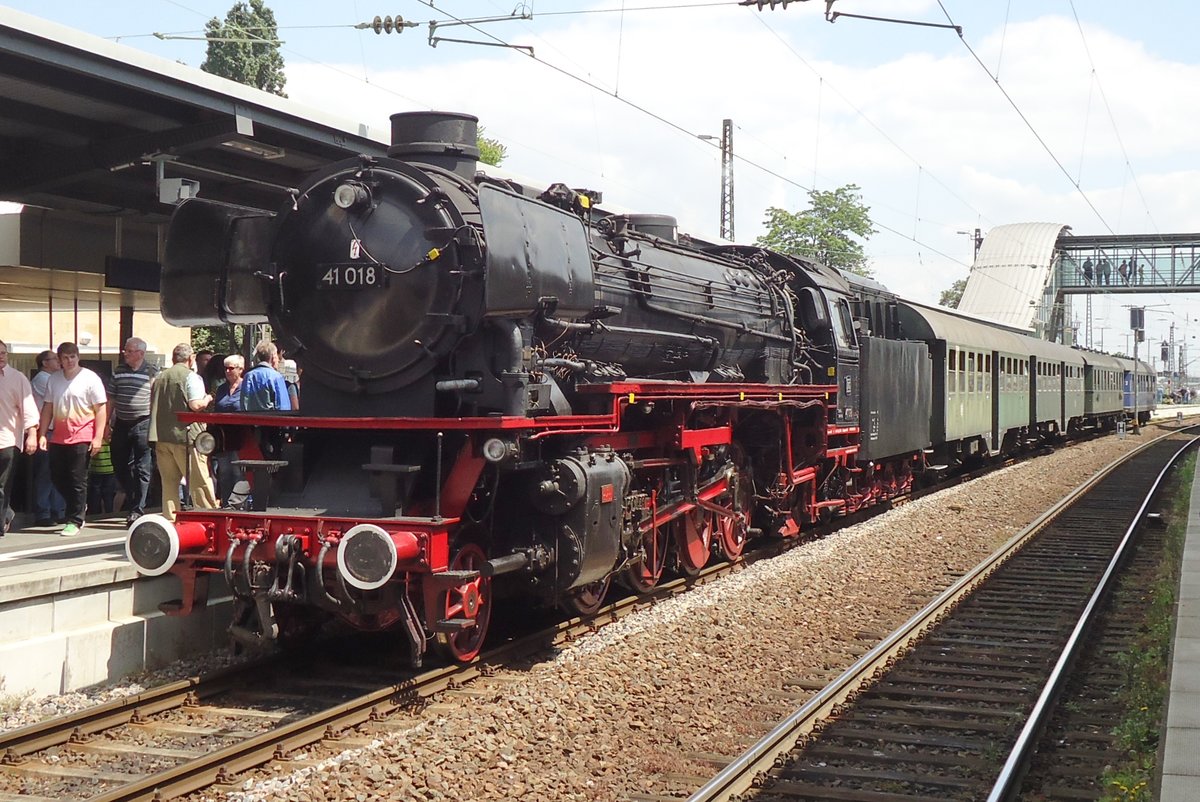 Am 31 Mai 2014 treft 41 018 mit  ein Sonderzug in Neustadt (W) ein. 