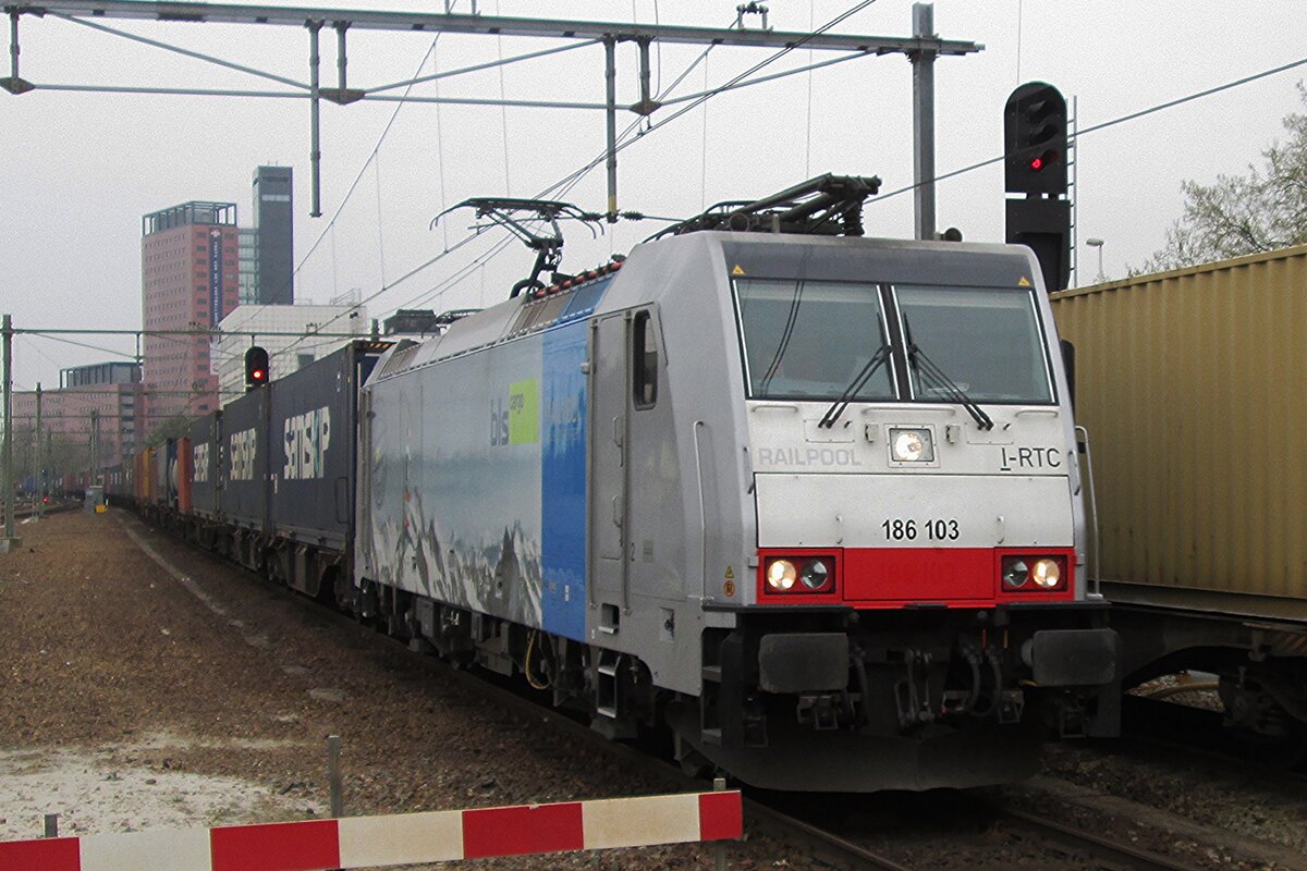 Am 4 April 2014 d�nnert BLS 186 103 mit der Samskip KLV durch Tilburg nach Waalhaven-Zuid ins Rotterdammer Hafenrevier.