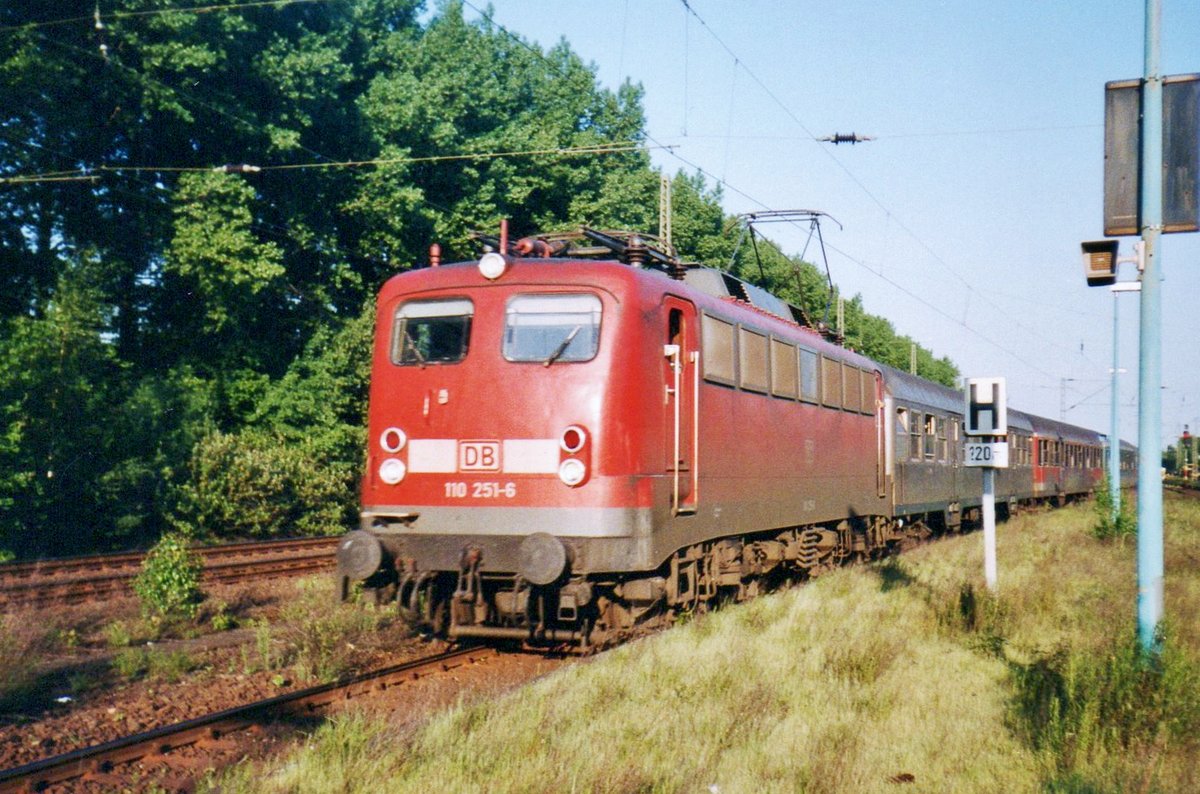 Am 7 Juli 2000 treft 110 251 in Viersen ein. 
