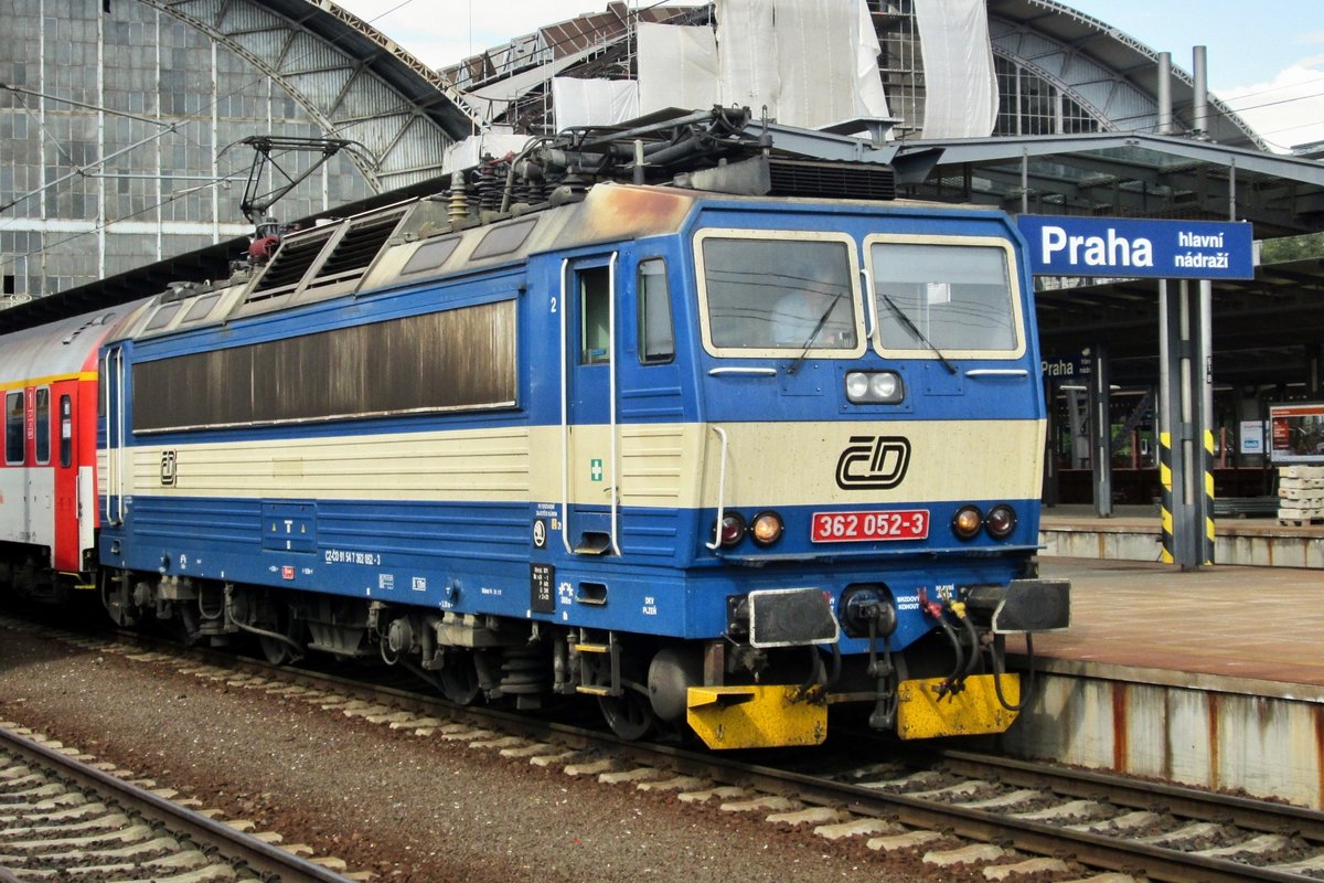 Am 8 Mai 2016 steht CD 362 052 in Praha hl.n. und tragt noch der Originallackierung.