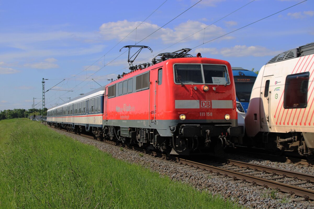 Am 8 Mai 2025 passiert der noch DB Regiofarben tragender TRI 111 158 mit RB37 der auf dem offenbarer Weg stehender Fotograf bei Kaarst (zwischen Krefeld und Neuss).
