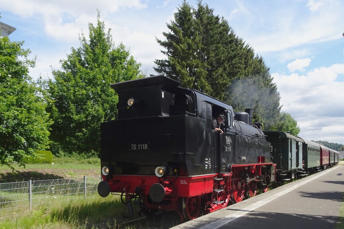 Am 9 Juli 2022 treft 75 1118 ins Bahnhoflein der UEF in Amstetten (Württemberg) ein. 