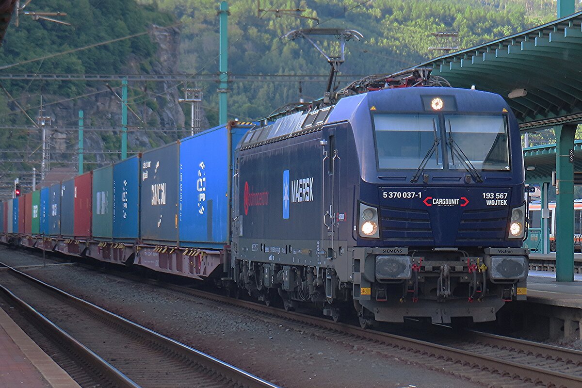 Am Abend von 27 Mai 2025 wartet WOITEK, auch 5 370 037 oder 193 567 genannt, in Decin hl.n. auf die Weiterfahrt. Der Polnische Nummer ist der offizieller Numer, das in das EVR-Nummer integriert ist. Das Nummer 193 567 ist auch an ein Ceske Drahy Vectron vergeben.