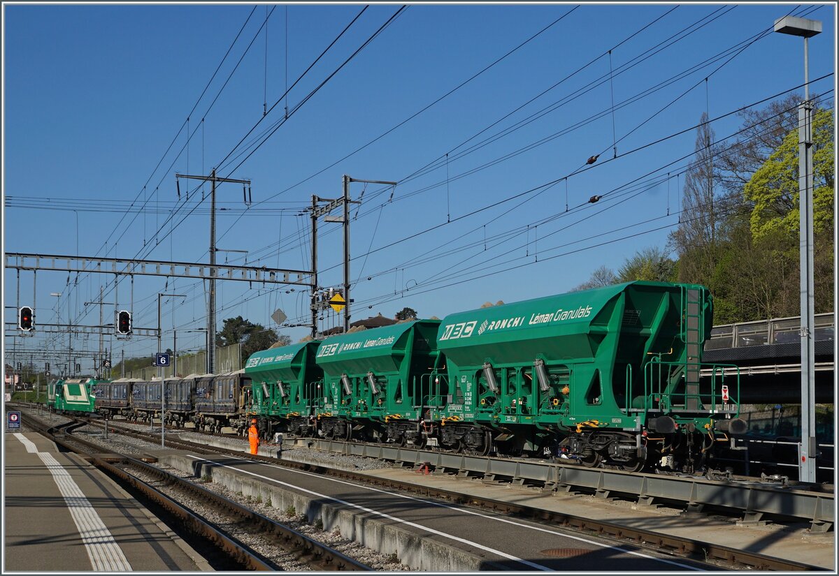Am anderen Ende des Zugs angekommen schieben die beiden Ge 4/4 21 und 22 den Zug langsam �ber die Umspuranlage, wo die Meterspur-Rollb�cke deponiert werden und die Wagen wieder auf ihren R�dern die Normalspur Gleise erreichen. 

19. April 2018