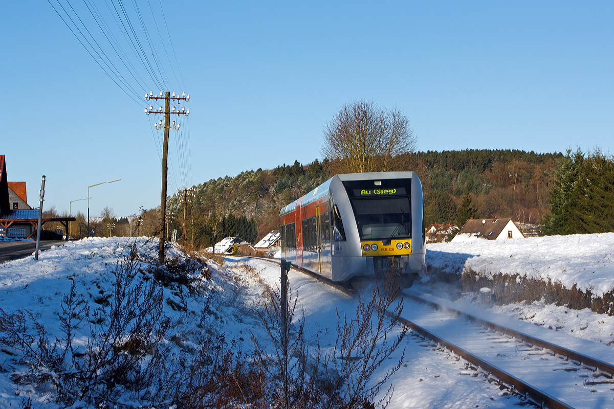 
Am Bü in Niedererbach konnte ich einen Nachschuß machen....
Der VT 126 ein Stadler GTW 2/6 der HLB (Hessische Landesbahn GmbH) am 28.12.2014 kurz vor dem Haltepunkt Obererbach (bei Altenkirchen/Westerwald). Der Triebzug fährt als RB 90 (ehemals RB 28)  Oberwesterwaldbahn  die Verbindung Limburg(Lahn) - Westerburg - Hachenburg - Altenkirchen - Au (Sieg).
