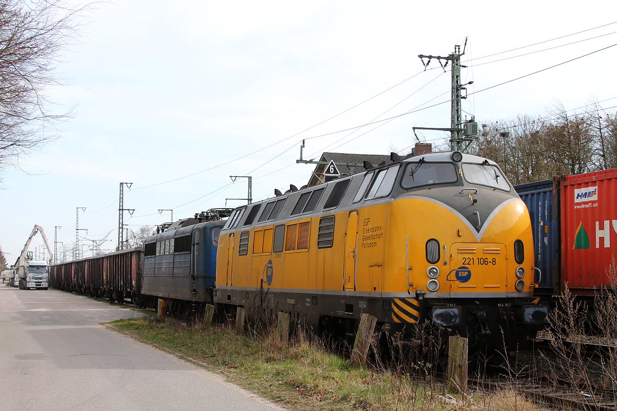 Am frühen Nachmittag hatten sich die Loks des Düngerzuges hinter einem Sichtschutz versteckt und konnten nur von der Schattenseite mit der Ladestaße fotografiert werden:
EGP 221 106 + 151 007 + Düngerhalbzug Jübek 24.03.2020