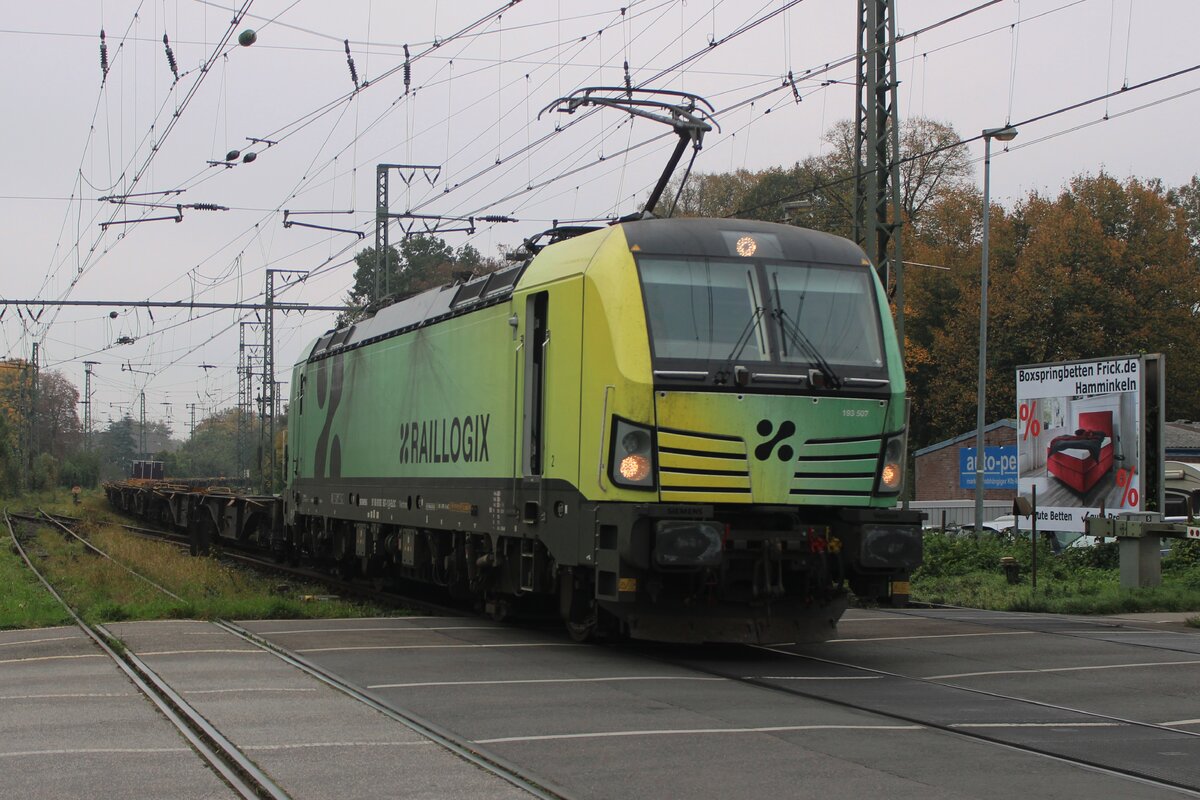 Am grauen 23 Oktober 2024 durchfart RFO 193 507 ins neuen design mit ein leeren Containerzug Emmerich und wird vom offenbarer Bahn�bergang fotografiert. Ab 1 November 2024 soll dieser Fotostelle verschwinden bei der Umbau der Strecke Emmerich<=>Oberhausen.