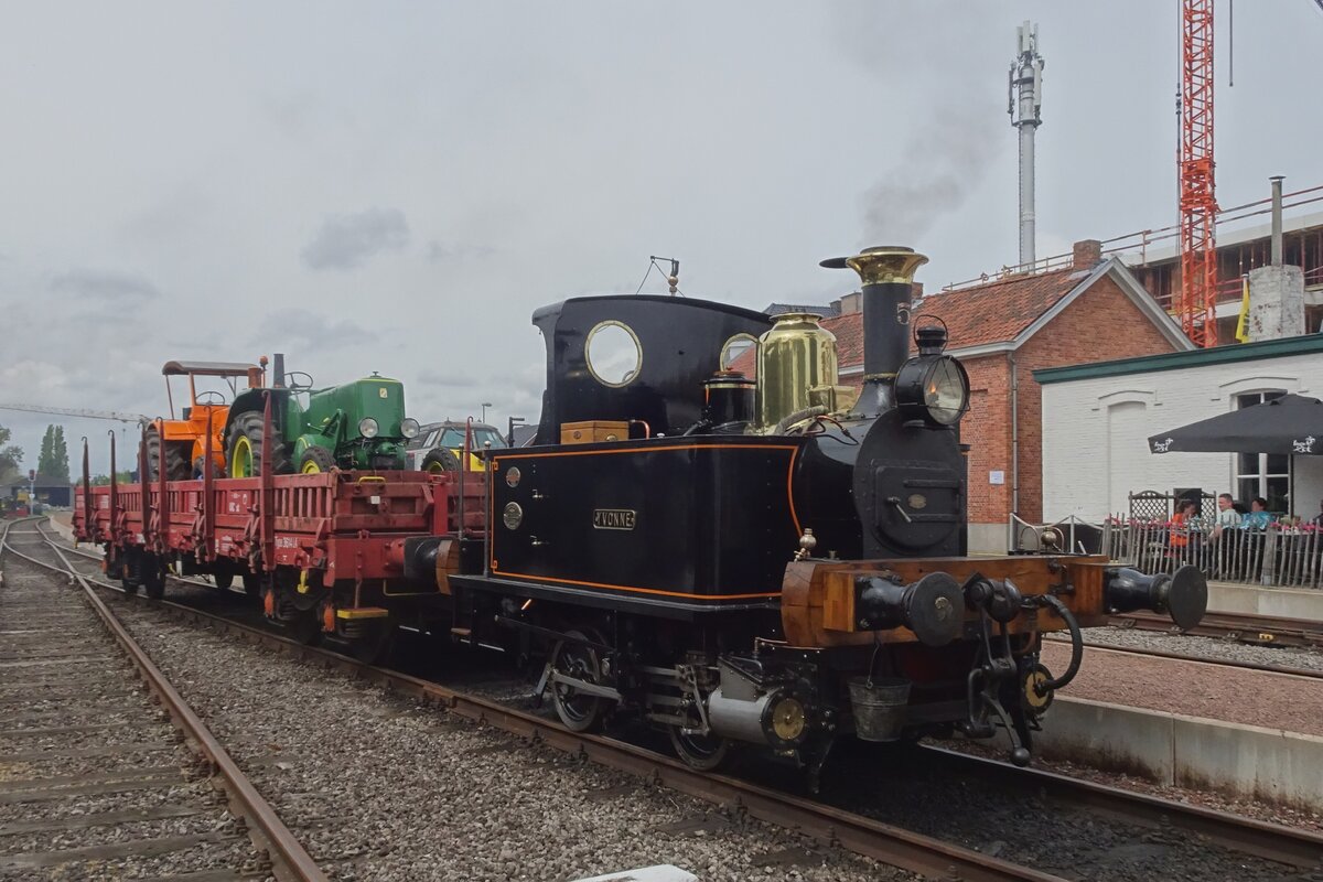 Am grauen 6.Mai 2023 steht YVONNE mit ein Quasi-Guterzug in Maldegem. Das Bild wurde aus einen Zelt gemacht während das jahrlichen Dampfwochenende der SCM.