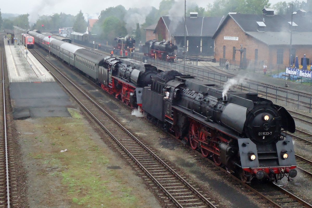 Am leider miesen 21 September 2014 gab es ins DDM ein Pazifik-Spektakel und aus Ampflwang in Österreich kam 01 533, der hier mit eine Kollegin und Pendelzug Neuenmarkt-Wirsberg verlässt.