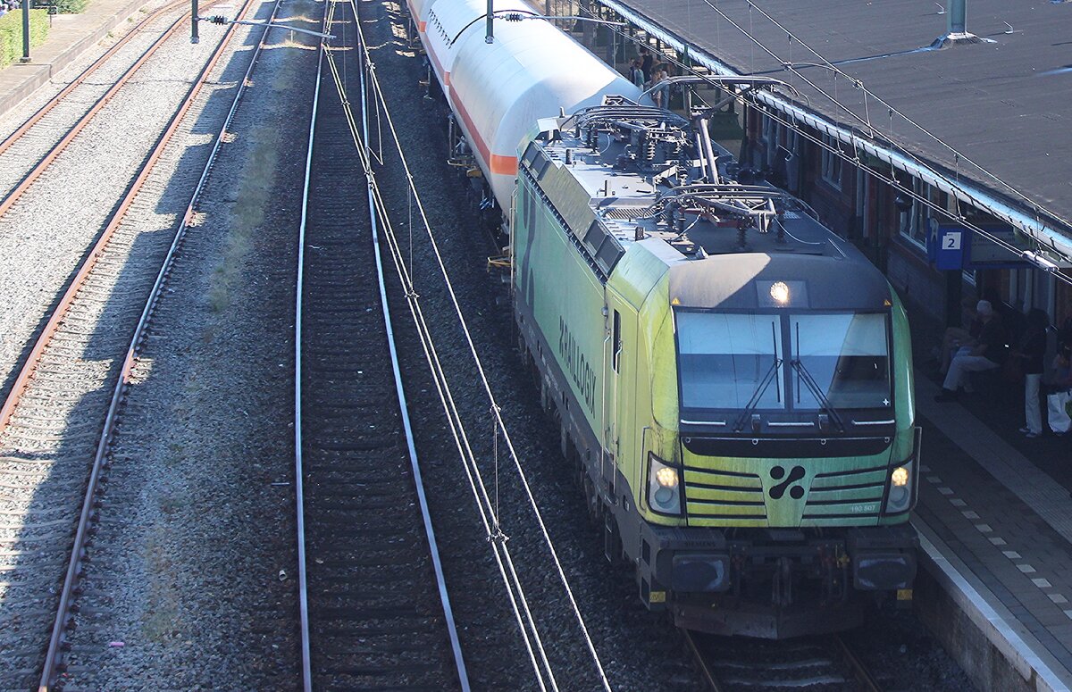 Am Morgen von 6 September 2025 zieht RFO 193 507 ein Gaskesselwagen zug durch Dieren nach Sloe.
