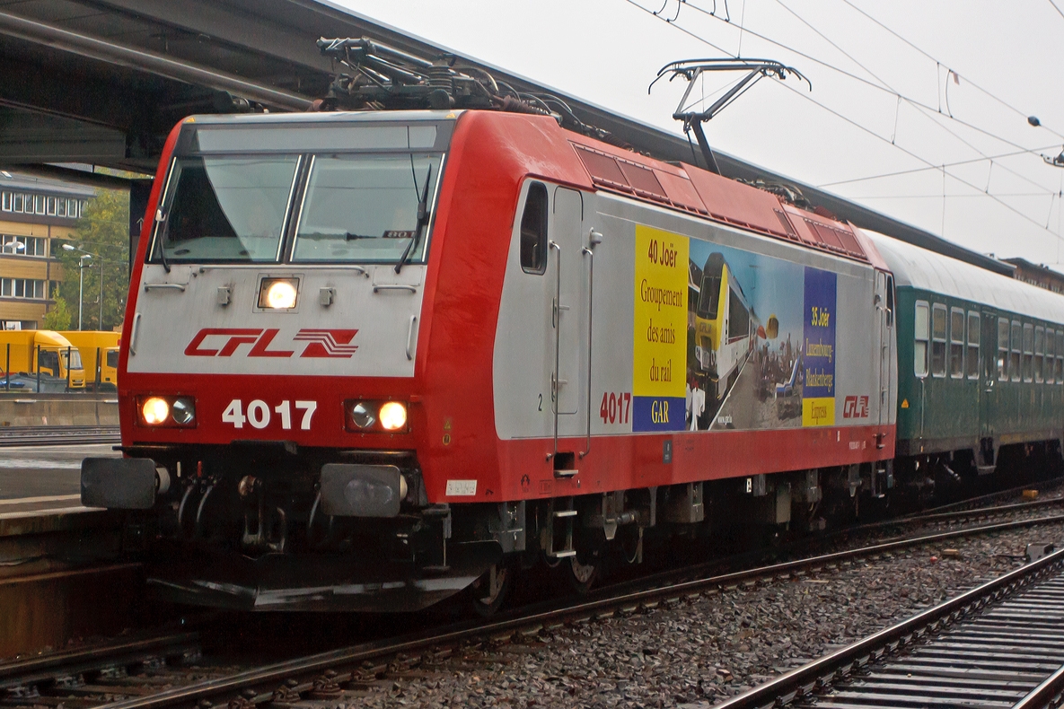 Am Morgen des 05.10.2013 bei str�menden Regen zieht die CFL 4017 (eine TRAXX  P140AC1 modifizierte DB BR 185.1) einen Sonderzug des Luxemburgischen Vereines G.A.R (Groupement des Amis du Rail) durch den Hbf Trier. 

Die Werbung der CFL 4017 ist �u�erst passend, widmet sie sich dem 40 j�hrigem Bestehen des Vereins Groupement des Amis du Rail (G.A.R.) und dem 35 j�hrigen Bestehen des Blankenberg Express, welcher auch von diesem Verein ins Leben gerufen wurde.