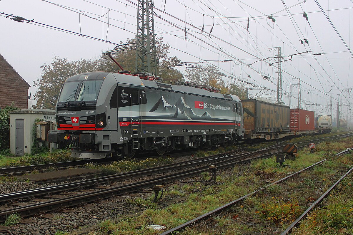 Am sehr nebligen 23 Oktober 2024 verl�sst SBBCI XLoad 193 542 mit ein KLV f�r Kijfhoek Emmerich. Ab 1 November wird die Strecke Emmerich--Oberhausen massiv ausgebaut werden.