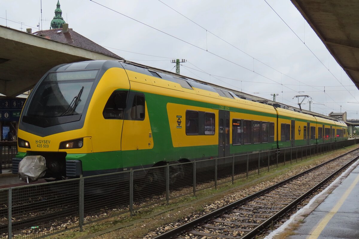 Am truben 16 September 2024 steht Fliert-III GySEV 435 509 in Gy�r als RB nach Sopron.