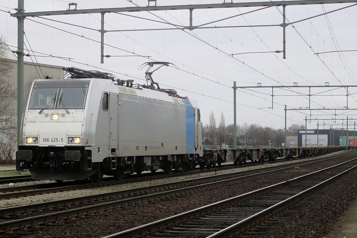 Am tr�ben 18.Dezember 2015 steht der noch kahler RTB/RATH 186 425 mit ein ziemlich leeren KLV in Blerick.