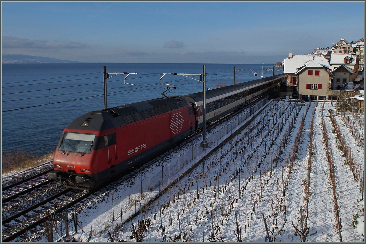 Am winterlichen  Kleinen See  zieht bei St-Saphorin die SBB Re 460 043-3 ihren IR Richtng Brig.
30. Dez. 2014