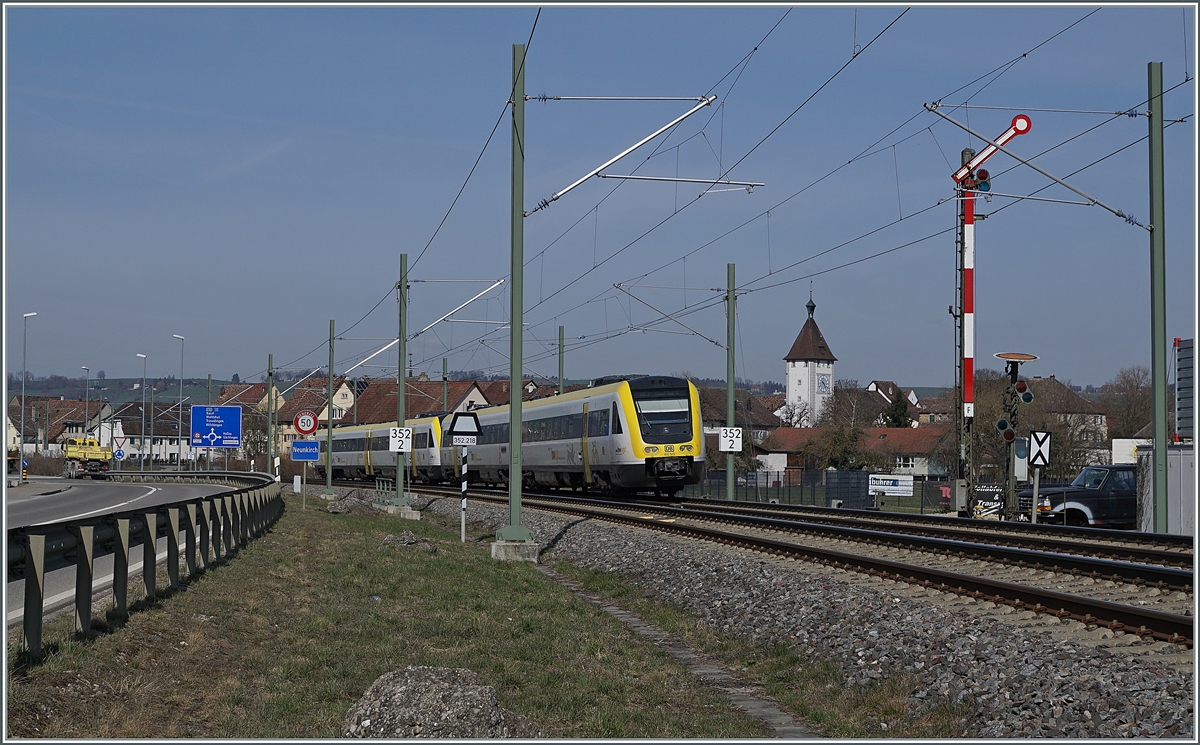 An praktisch der selben Stelle gut elf Jahre später brummt erneut ein IRE in Richtung Basel, doch hat sich einiges geändert: Die Strecke ist nun elektrifiziert und doppelspurig, somit hat das Einfahrsignal seinen unteren  Flügel  verloren, statt VT 611 werden die IRE nun mit BW DB VT 612 geführt. 
Doch nicht nur die Bahn, auch die Landschaft hat sich verändert, die Strasse führt nun südlich der Bahn vorbei und nicht mehr wie früher nördlich.

25. März 2021
