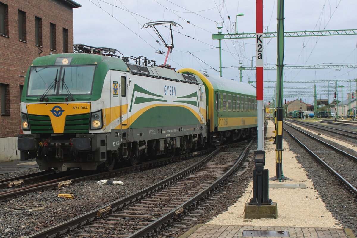 An verregneten 16 September 2024 treft GySEV 471 004 in Sopron ein.