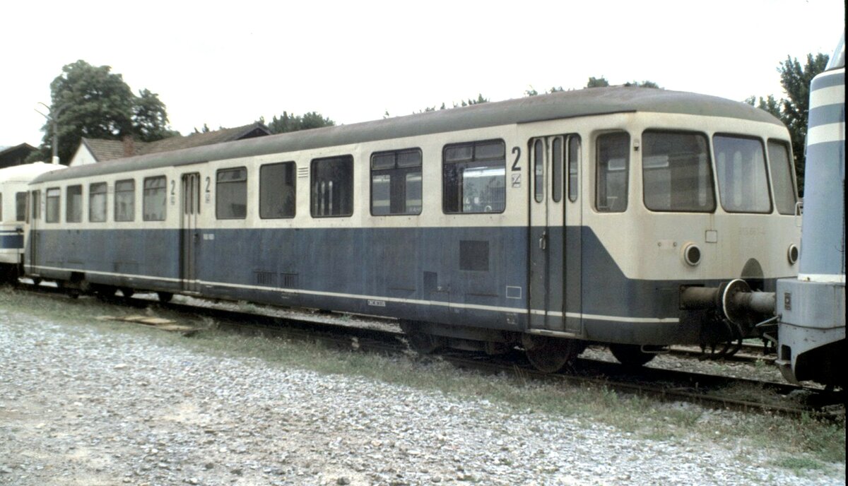 Anh�nger 815 des Akku-Triebwagens 515 bei der Regentalbahn (RBG) in Lam am 08.09.1997.