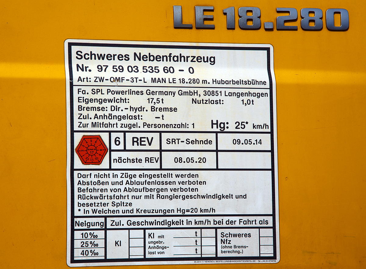 
Anschriftentafel von dem Zweiwege-Oberleitungsmontagefahrzeug (ZW-OMF-3T-L MAN LE 18.280 mit Hubarbeitsbühne), Schweres Nebenfahrzeug Nr. 97 59 03 535 60-0, (Kfz-Kennzeichen H-Z 4602) der SPL Powerlines Germany GmbH abgestellt am 14.05.2017 in Betzdorf/Sieg.