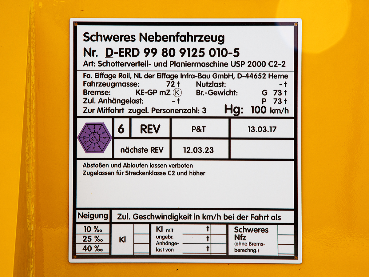 Anschriftentafel  der Plasser & Theurer Schotterverteil- und Planiermaschine USP 2000-C2-2 der Eiffage Rail (NL der Eiffage Infra-Bau GmbH, Herne), Schweres Nebenfahrzeug Nr. D-ERD 99 80 9125 010-5, pr�sentiert auf der iaf in M�nster (am 01.06.2017).
