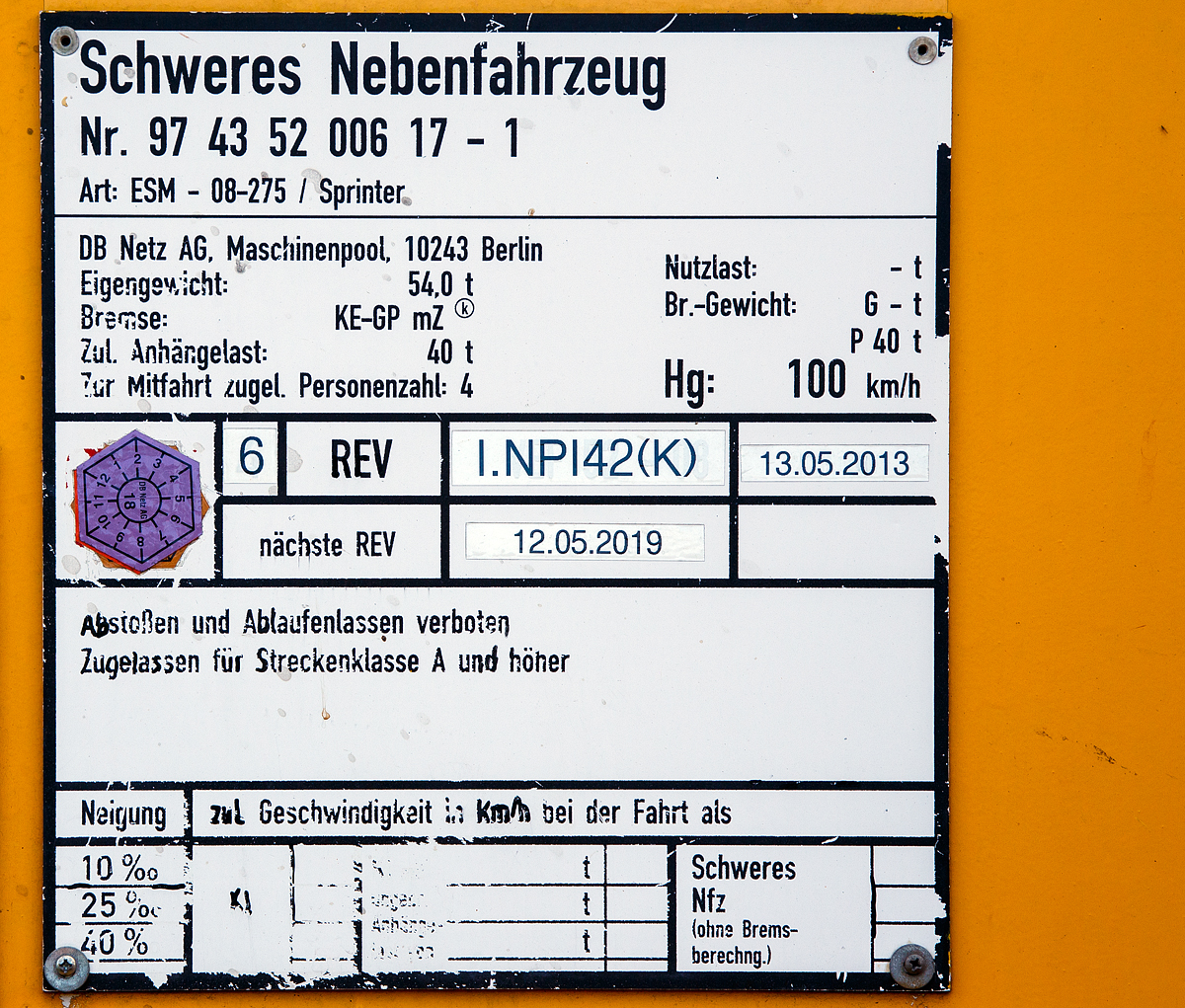 
Anschriftentafel der Plasser & Theurer Universal-Stopfmaschine Unimat-Sprinter ESM 866 der DB Netz AG (Schweres Nebenfahrzeug Nr. 97 43 52 006 17-1) abgestellt am 04.06.2016 im Betzdorf/Sieg.