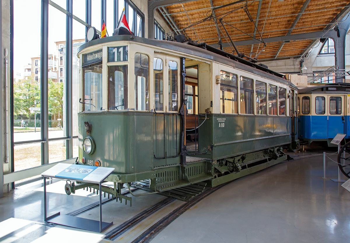 
Arbeitswagen A80, ex Stra�enbahn-Triebwagen 801 der N�rnberg-F�rther Stra�enbahn (nach Einstellung des F�rther Netzes 1981 heute Stra�enbahn N�rnberg) ausgestellt im Verkehrszentrum des Deutschen Museums (am 16.06.2018) in M�nchen (Theresienh�he).

Der Zwei-Richtungs-Wagen wurde 1926 von MAN und Siemens gebaut und  geh�rt zu einer Serie von 100 Fahrzeugen, die zwischen 1925 und 1929 in N�rnberg in Betrieb genommen wurden. Diese Baureihe (700/800) bildete lange Zeit das R�ckgrat der N�rnberg-F�rther Stra�enbahn und war die gr��te einheitliche Triebwagenbaureihe, die je in N�rnberg in Betrieb genommen wurde.

Das Fahrzeug ist noch in Holzbauweise gefertigt worden. Das bedeutet, dass die tragenden Teile des Wagenkastens aus Eichenholz bestehen. Die anderen Bauteile baute man hingegen bereits sehr fortschrittlich. So wurde die Triebwagen-Serie erstmals mit einem Tonnendach ausgestattet. In den 1930er Jahren ist der Wagen mit einer so genannten Nutzbremse ausgestattet worden. Mit ihrer Hilfe konnte der Energieverbrauch gesenkt werden, da die beim Bremsen frei gewordene Energie wieder ins Stromnetz eingespeist wurde. Diese Technik geh�rt heute zum internationalen Standard. Nach seiner Auslieferung kam der Wagen auf den Hauptlinien 1 und 21 zum Einsatz. Je nach Fahrgastandrang konnte er mit bis zu zwei Anh�ngern best�ckt werden. Am 15. Dezember 1963 wurde der Triebwagen 801 als Arbeitswagen umfunktioniert. Diesem Umstand hat er auch die Nummerierung A80 zu verdanken. Am 31. Juli 1975 war auch der Einsatz im Gleisbau beendet und das Fahrzeug wurde ausgemustert.

Technische Daten
Spurweite: 1.435 mm
Achsformel: B
L�nge: 10.040 mm
Leistung: 2 x 40 kW / 2 x 50 kW (nach Umbau)
Leergewicht: 12.000 kg
Sitzpl�tze: 	18 (l�ngs)
Stehpl�tze:  39
Die unterschiedliche Baureihenbezeichnung resultiert aus den eingesetzten Motoren: Die Wagen 751–780 besa�en Gleitlagermotoren, in den Wagen 801–870 fanden rollengelagerte Motoren Verwendung.
