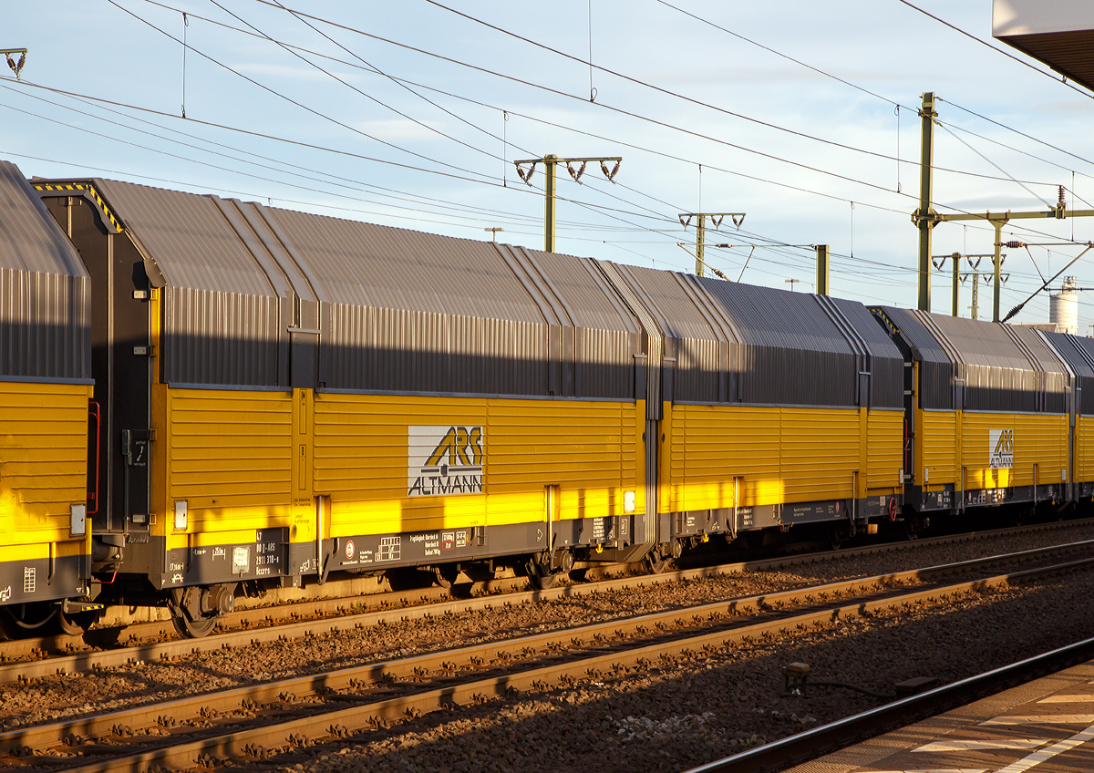 ARS - geschlossener Doppelstock-Bahnwaggon f�r PKW-Transport, zweigliedrig, mit vier Rads�tzen, der ARS Altmann AG mit Sitz im bayerischen Wolnzach (47 80 D-ARS 2911 318-8, Gattung Hccrrs), am 05.10.2015 bei einer Zugdurchfahrt im Bahnhof Fulda.  

Technische Daten: 
Spurweite: 1.435 mm 
Anzahl der Achsen: 4 
Achsabst�nde: 9.000 mm / 4.200 mm / 9.000 mm 
Laufraddurchmesser: 760 mm 
L�nge �ber Puffer: 27.160 mm 
L�nge der Ladefl�che: 25.500 mm
 Innenbreite (Ladefl�che): 2.870 mm 
H�he �ber Schienenoberkante: 4.290mm oder 4.793 mm (je nach Stellung) 
Eigengewicht: 32.600 kg
Tragf�higkeit: Oberdeck 2 x 6 t / Unterdeck 2 x 6 t 
H�chstgeschwindigkeit beladen / leer: 100 km/h / 120 km/h 
Kleinster zul�ssiger Kurvenradius: 75 m
