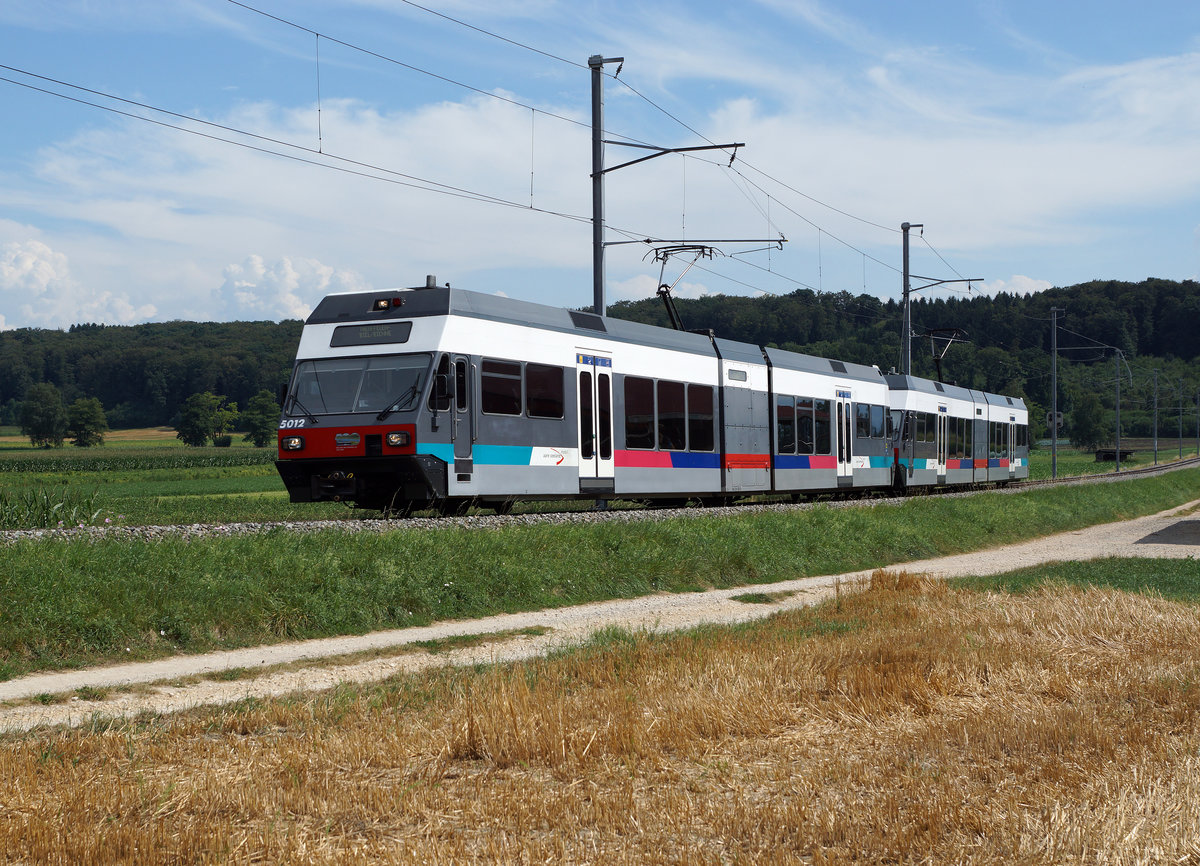 ASm: Bald Geschichte ! Be 2/6 Doppeltraktion im alten Farbkleid bei Lüscherz am 15. August 2016. Sehr speziell ist, dass beide Triebzüge ohne angebrachte Werbeaufschriften unterwegs sind. 
Foto: Walter Ruetsch