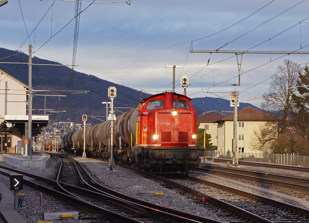 ASm: Bei wechselhafter Witterung wurden am 12. Januar 2015 die Oelz�ge auf dem ASm-Dreischienengeleise zwischen Niederbipp und dem Tanklager Oberbipp mit der Em 327 (ex DB V 100) gef�hrt. Der letzte Oelzug des Tages mit der Em 327 bei der Ankunft in Niederbipp im letzten Abendlicht.
Foto: Walter Ruetsch